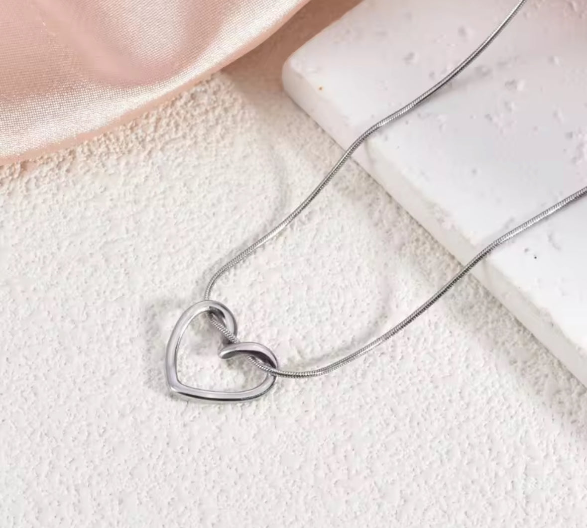 Elegant Gold Heart Pendant Necklace – Dainty & Minimalist Jewelry