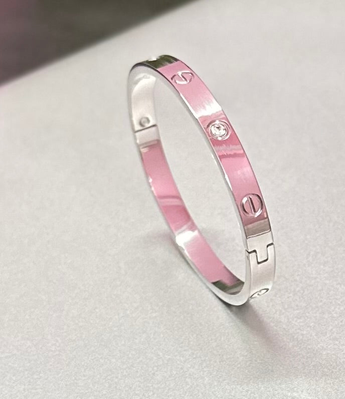 Stainless Steel Adjustable Clip on Closure Hand Bracelet