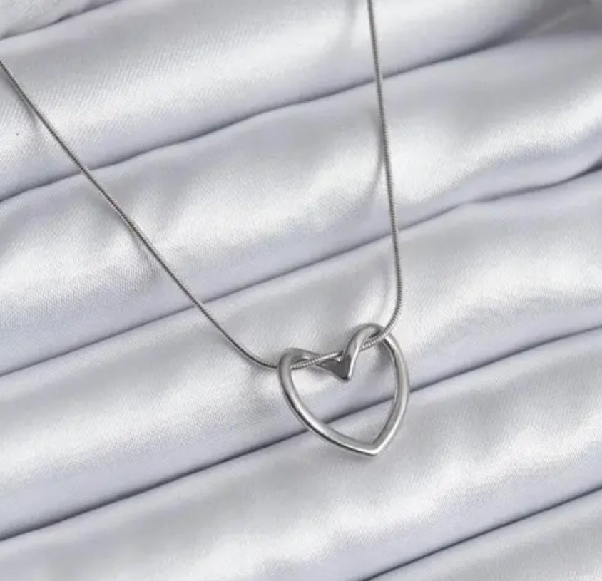 Elegant Gold Heart Pendant Necklace – Dainty & Minimalist Jewelry