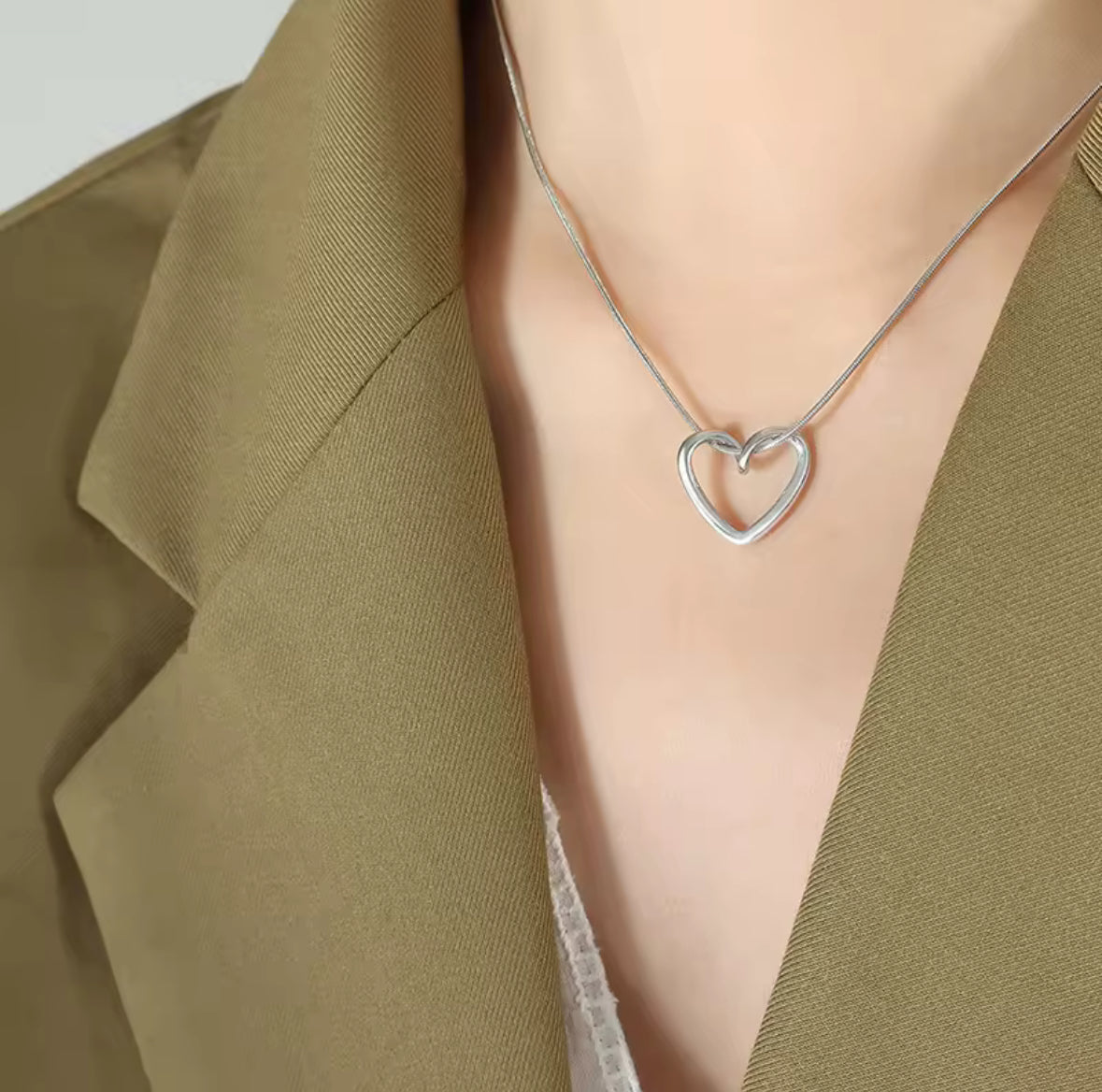 Elegant Gold Heart Pendant Necklace – Dainty & Minimalist Jewelry