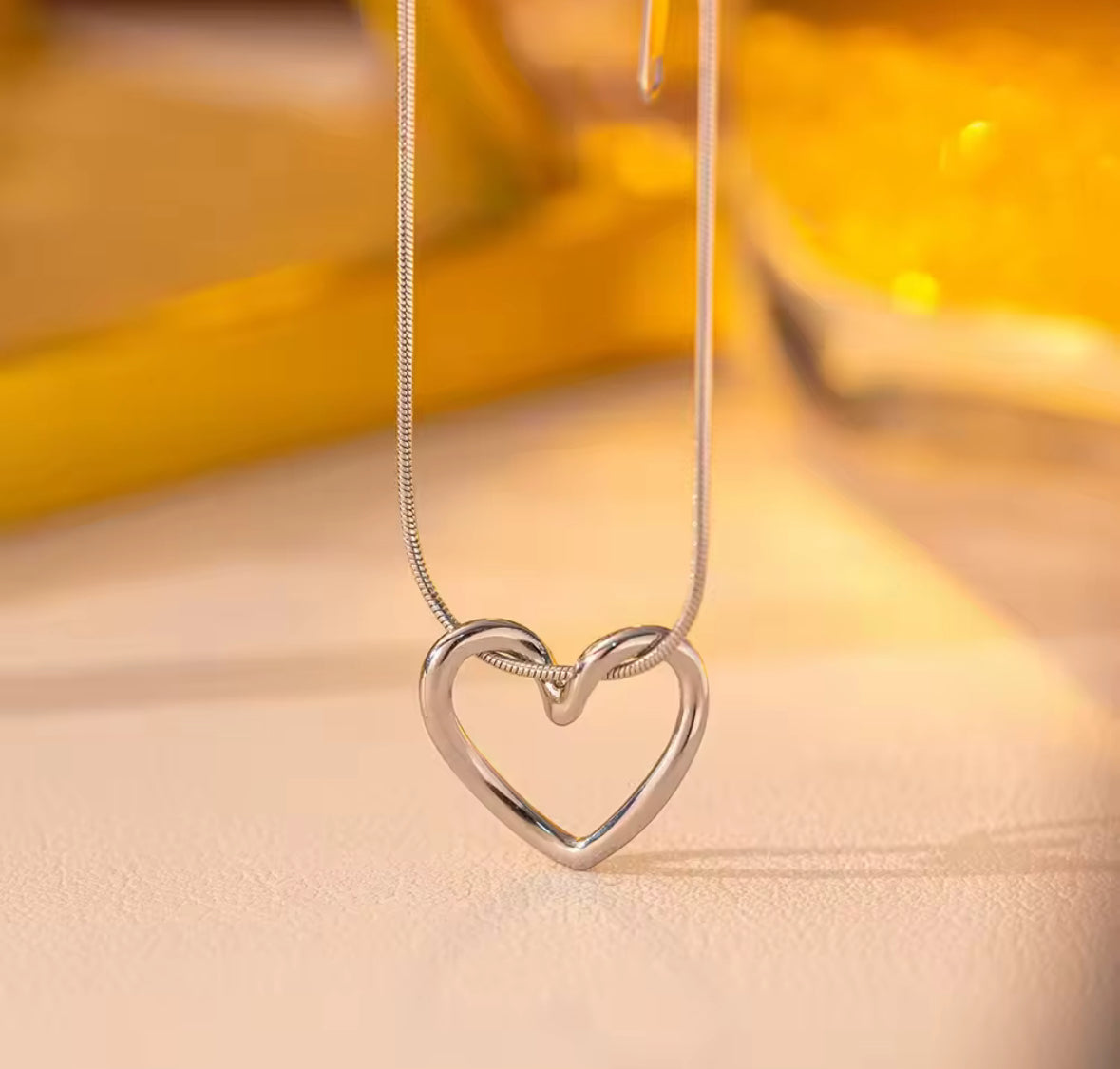 Elegant Gold Heart Pendant Necklace – Dainty & Minimalist Jewelry