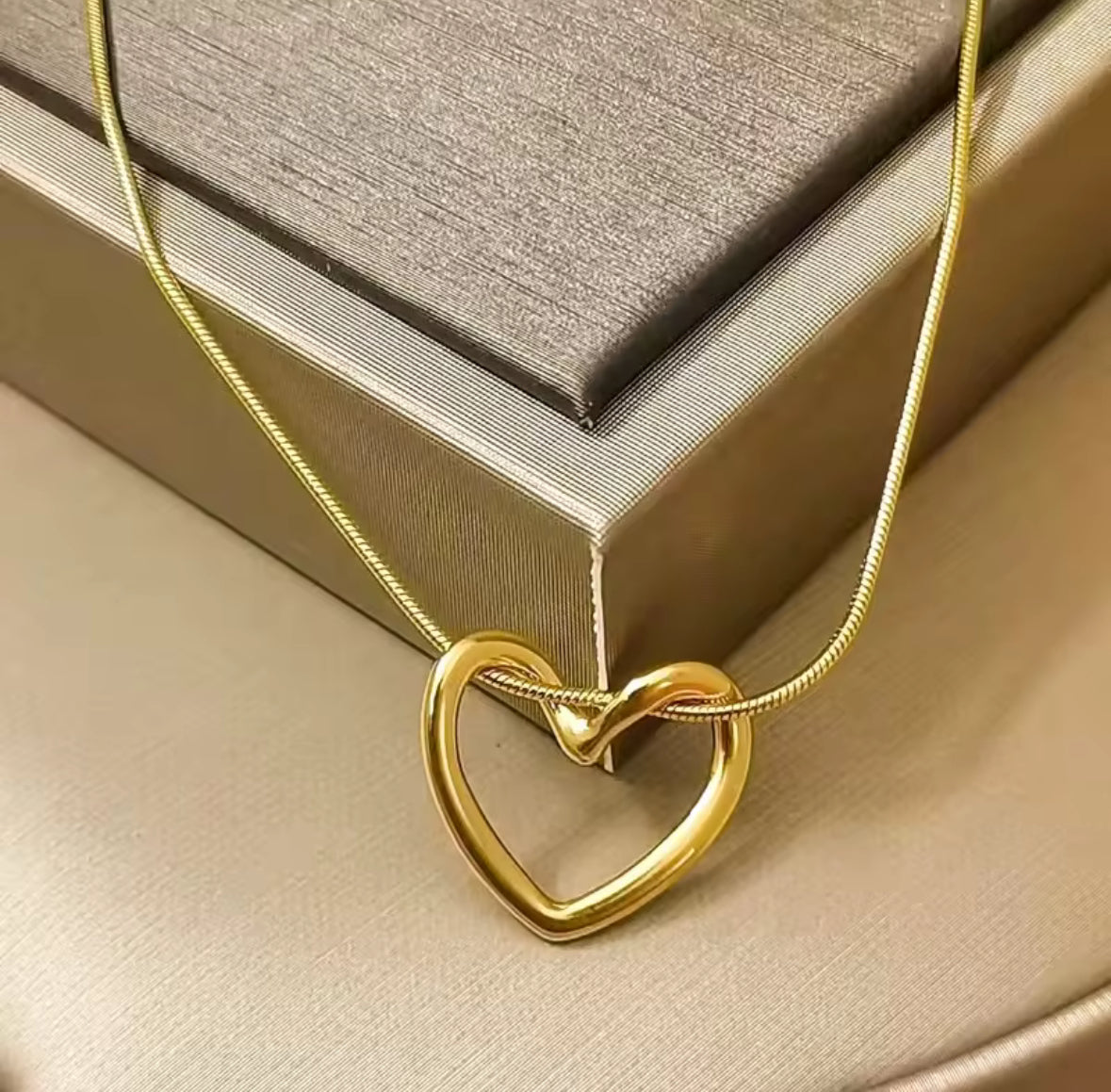 Elegant Gold Heart Pendant Necklace – Dainty & Minimalist Jewelry