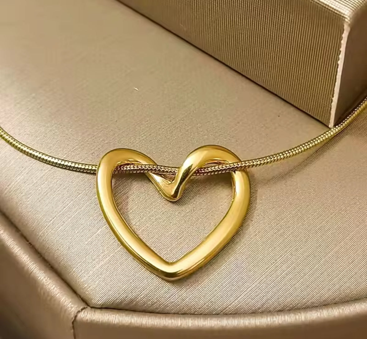 Elegant Gold Heart Pendant Necklace – Dainty & Minimalist Jewelry