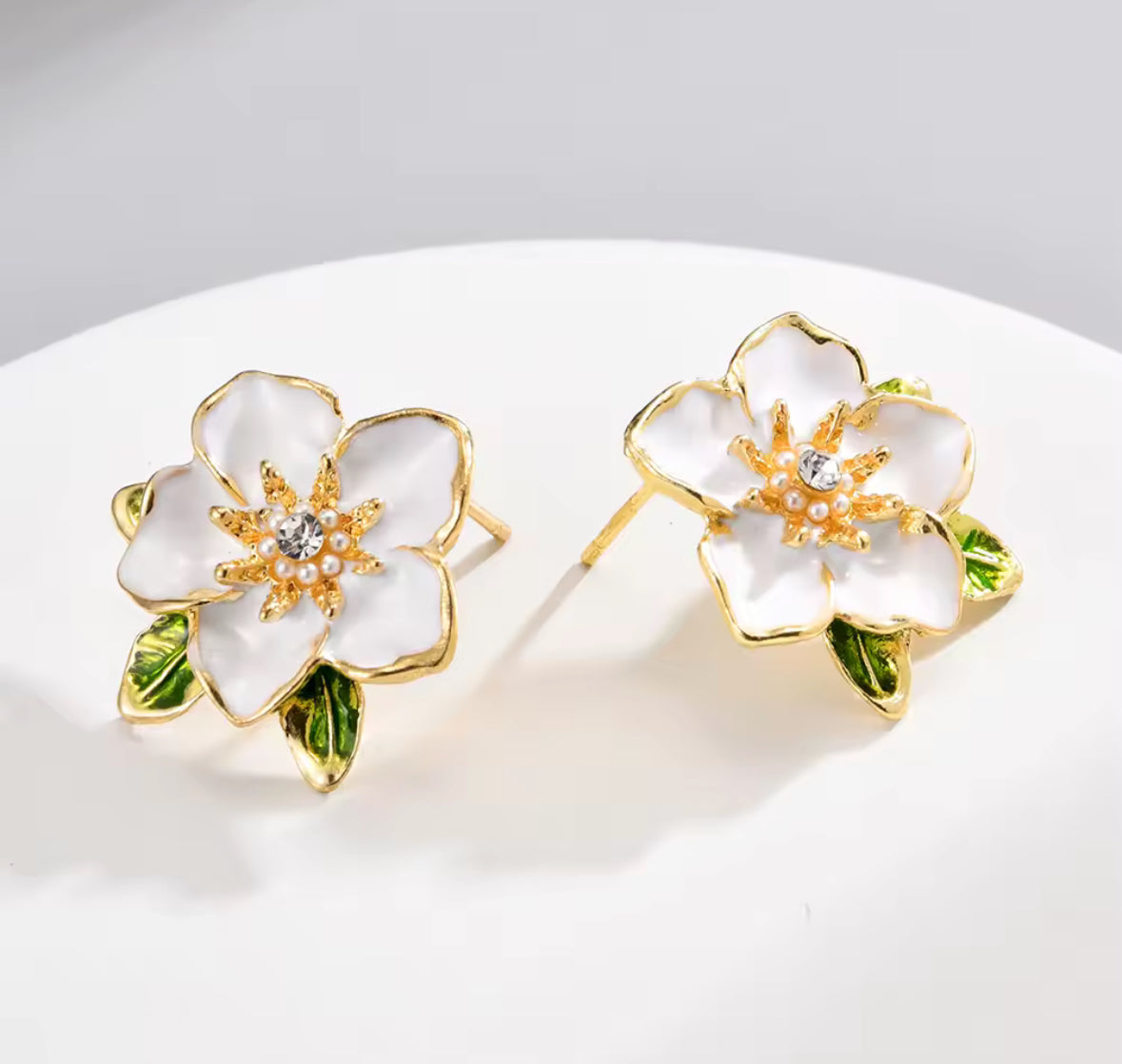 Elegant White Flower Stud Earrings – Vintage Floral Jewelry with Gold Leaf Accents