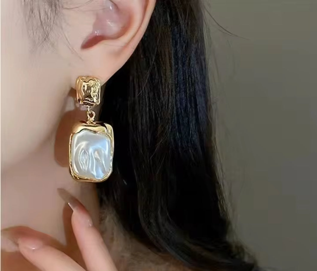 Vintage Gold & Pearl Drop Earrings – Irregular Baroque Style Statement Jewelry