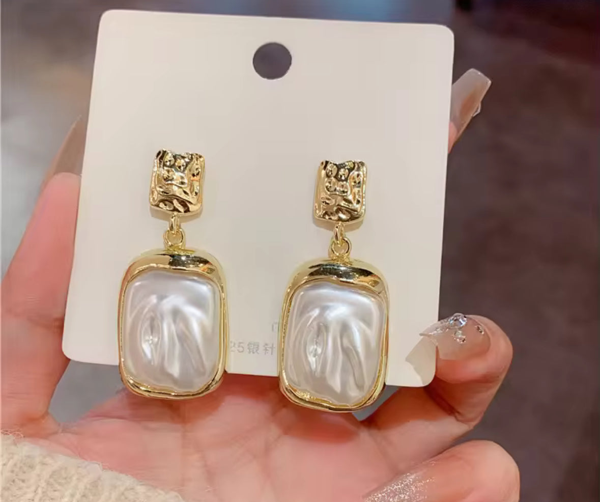 Vintage Gold & Pearl Drop Earrings – Irregular Baroque Style Statement Jewelry