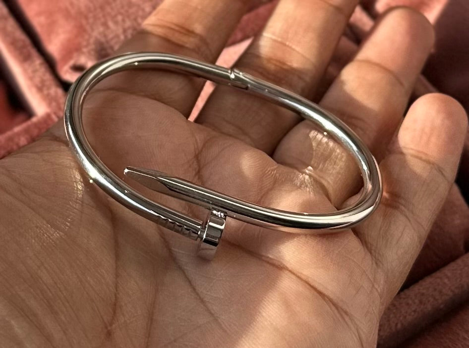 Elegant Gold-Tone Nail-Design Bracelet - Trendy Minimalist Bangle for Women