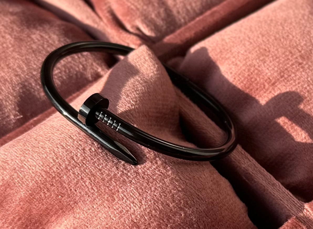 Elegant Gold-Tone Nail-Design Bracelet - Trendy Minimalist Bangle for Women