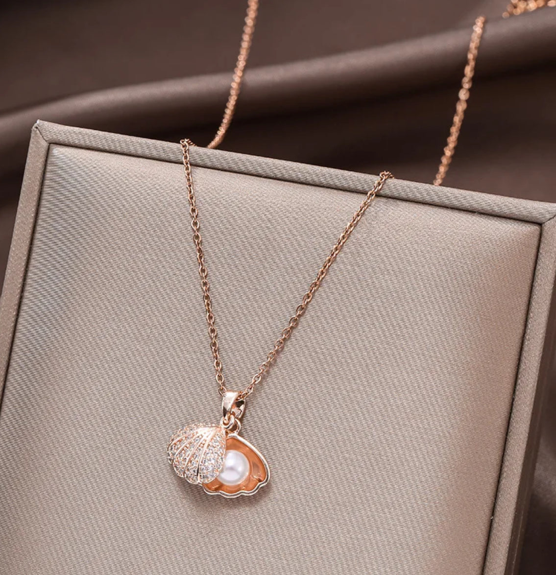 "Elegant Shell Pendant: Nature-Inspired Charm with Timeless Elegance"