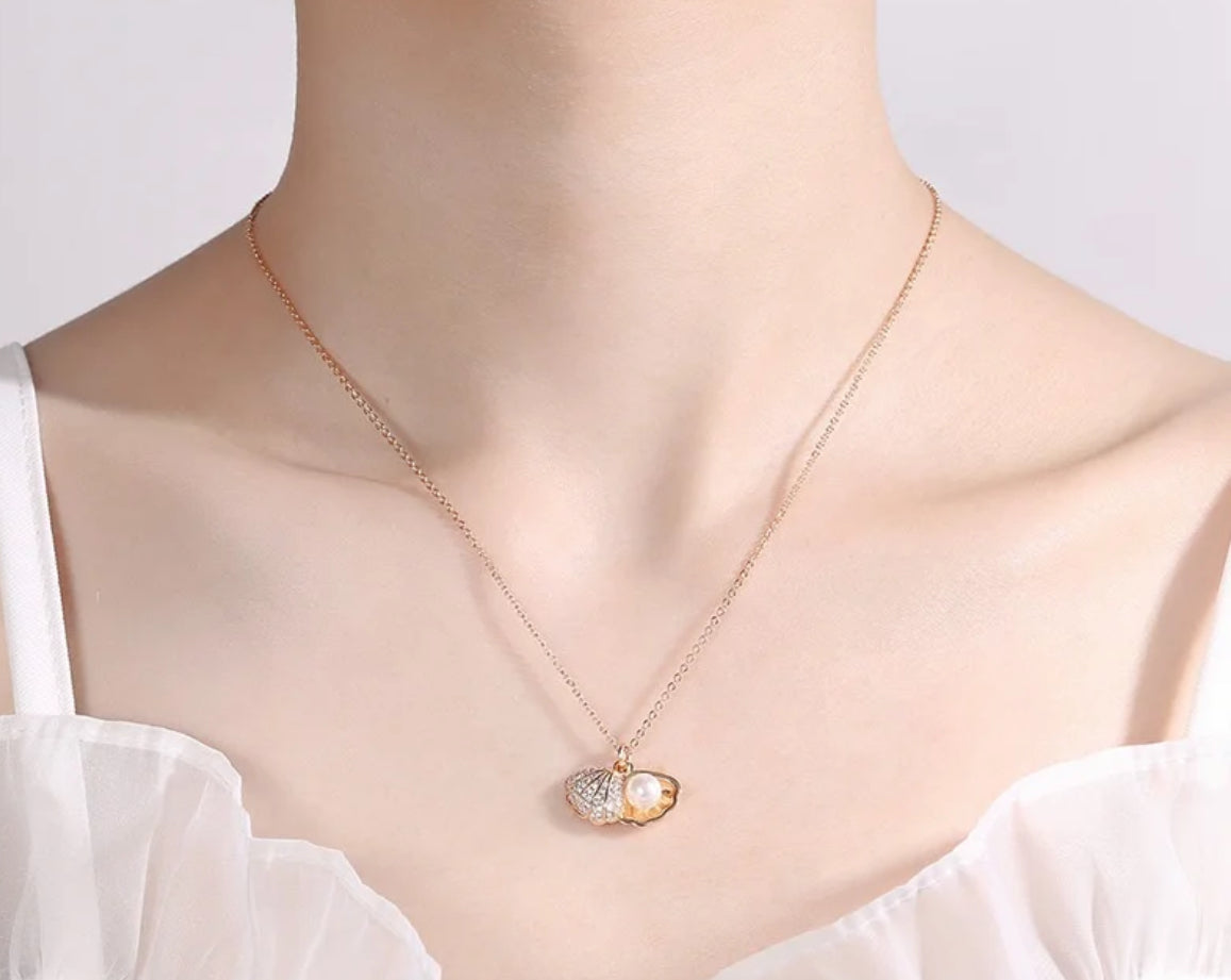 "Elegant Shell Pendant: Nature-Inspired Charm with Timeless Elegance"