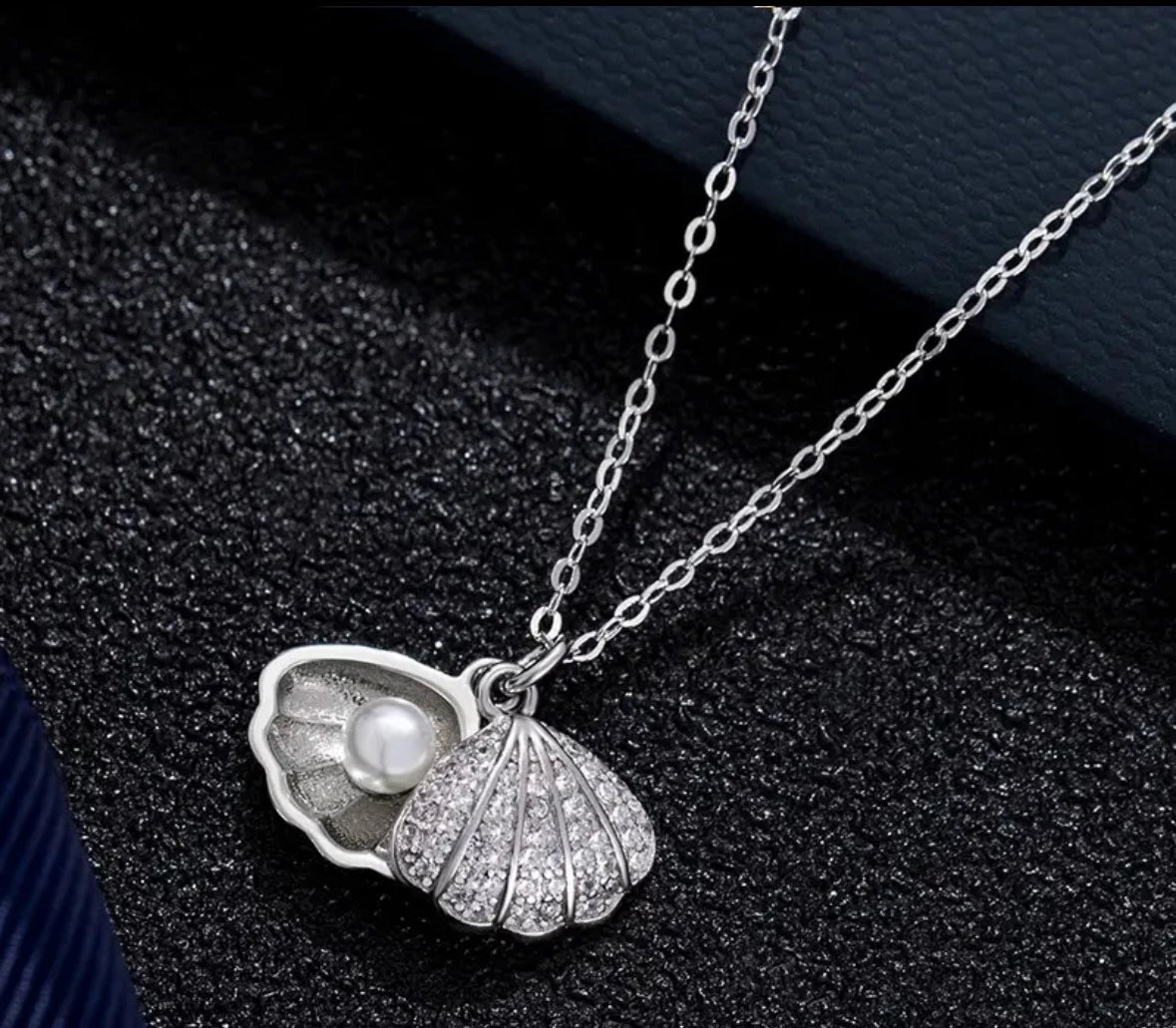 "Elegant Shell Pendant: Nature-Inspired Charm with Timeless Elegance"