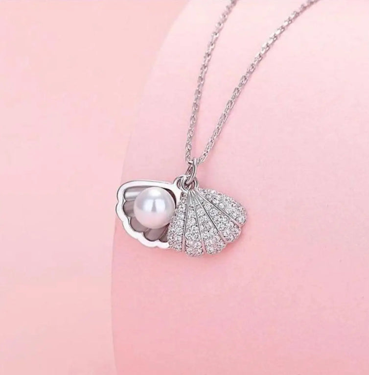 "Elegant Shell Pendant: Nature-Inspired Charm with Timeless Elegance"