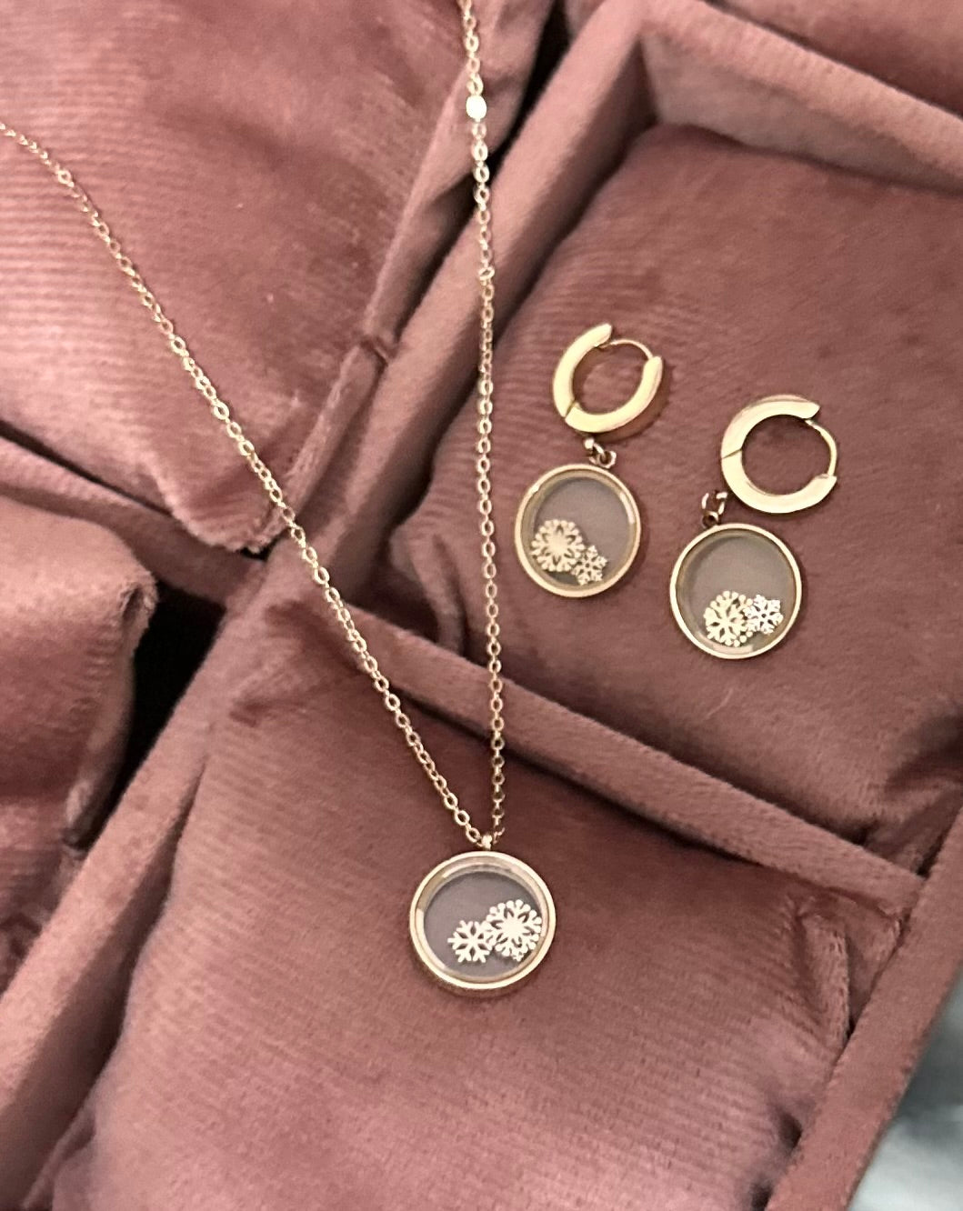 "Elegant Anti-Tarnish Pendant Set: Lasting Shine, Timeless Beauty"