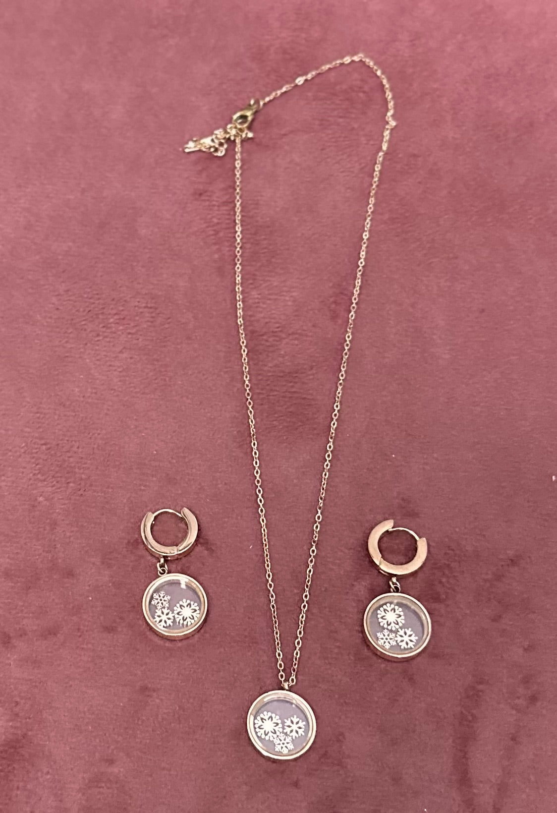 "Elegant Anti-Tarnish Pendant Set: Lasting Shine, Timeless Beauty"