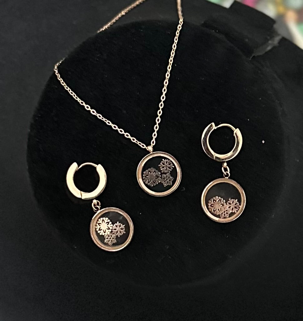 "Elegant Anti-Tarnish Pendant Set: Lasting Shine, Timeless Beauty"