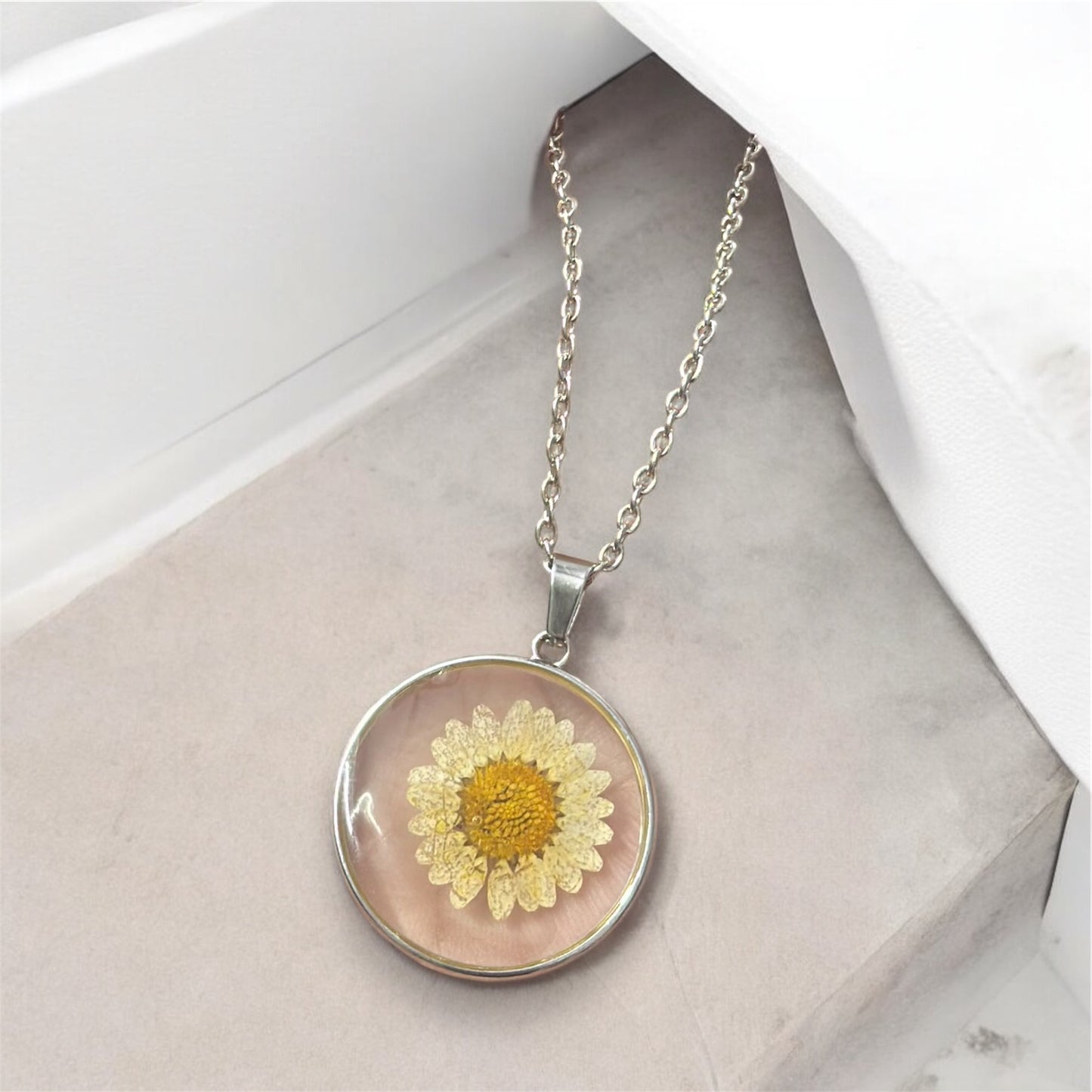 Daisy Flower Resin Art Style Round Necklace Chain Pendant