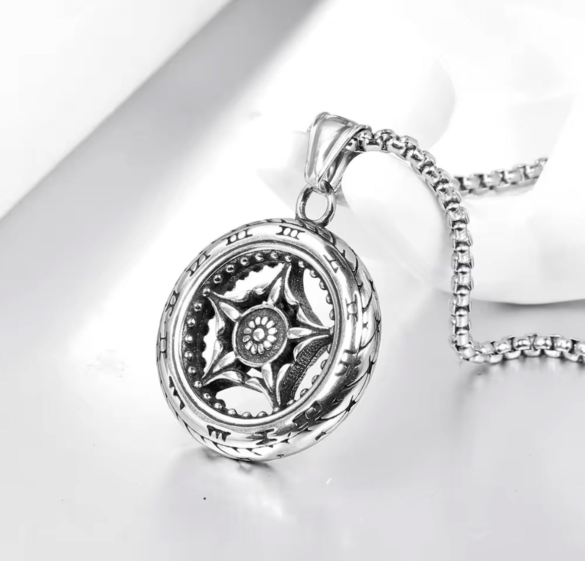 Round Western Style Necklace Pendent Chain