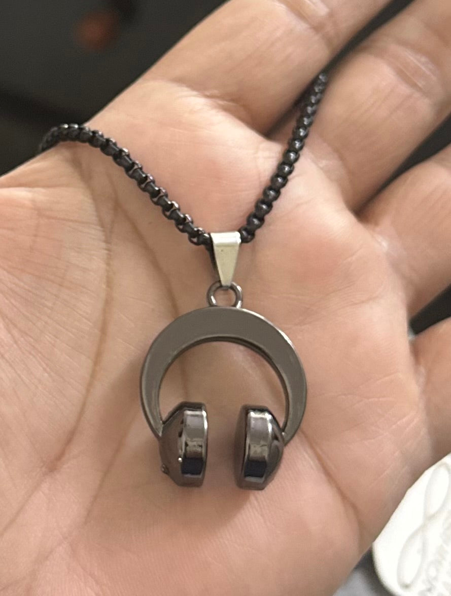 Black Colored Headphone Shaped Western Necklace Pendent Chain