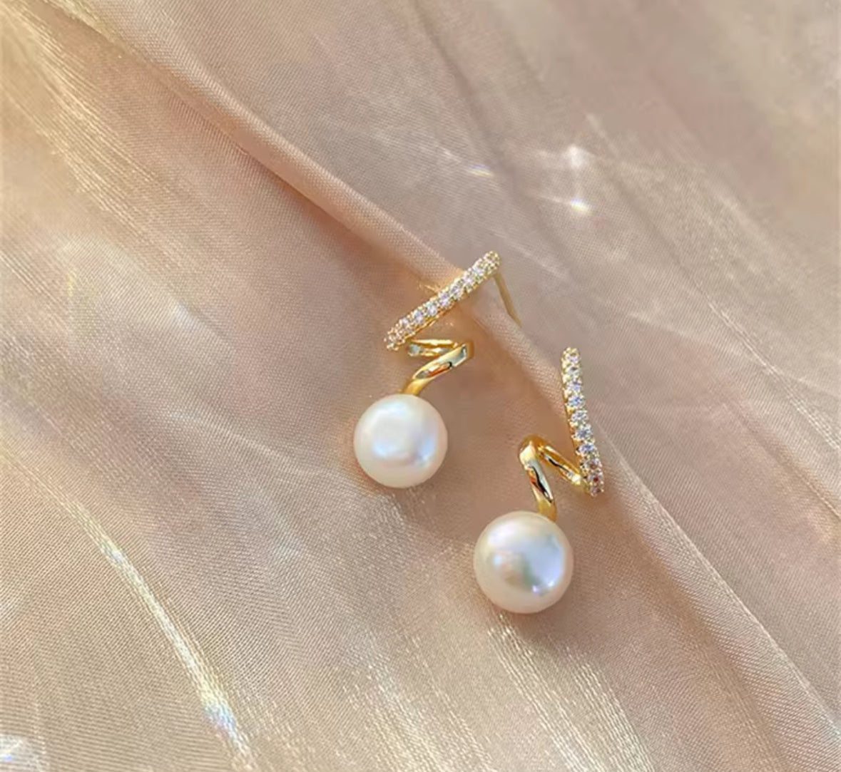 Stones Studded Designer Pearl Hanging Pearl Korean Push Plugs Earrings