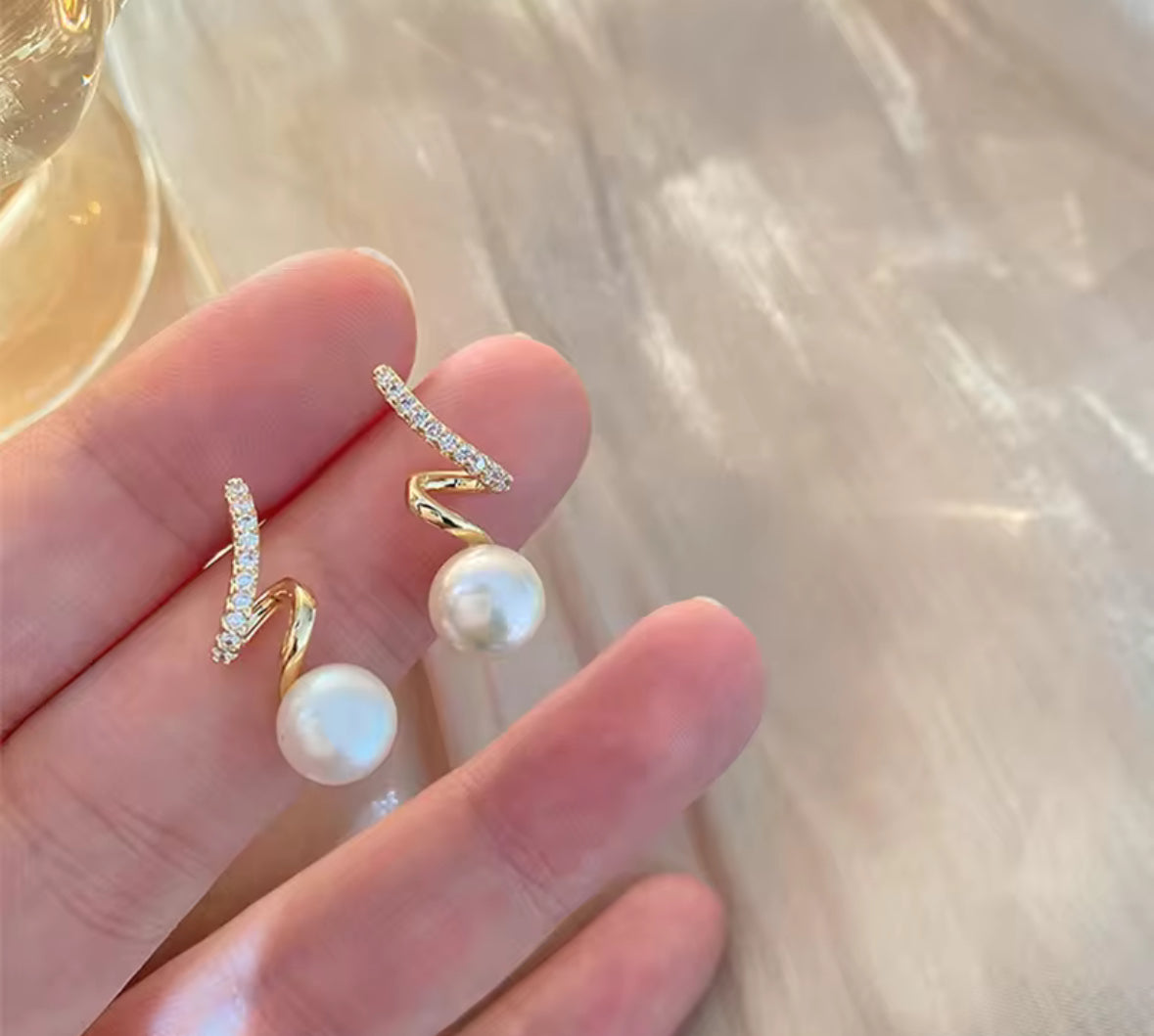 Stones Studded Designer Pearl Hanging Pearl Korean Push Plugs Earrings