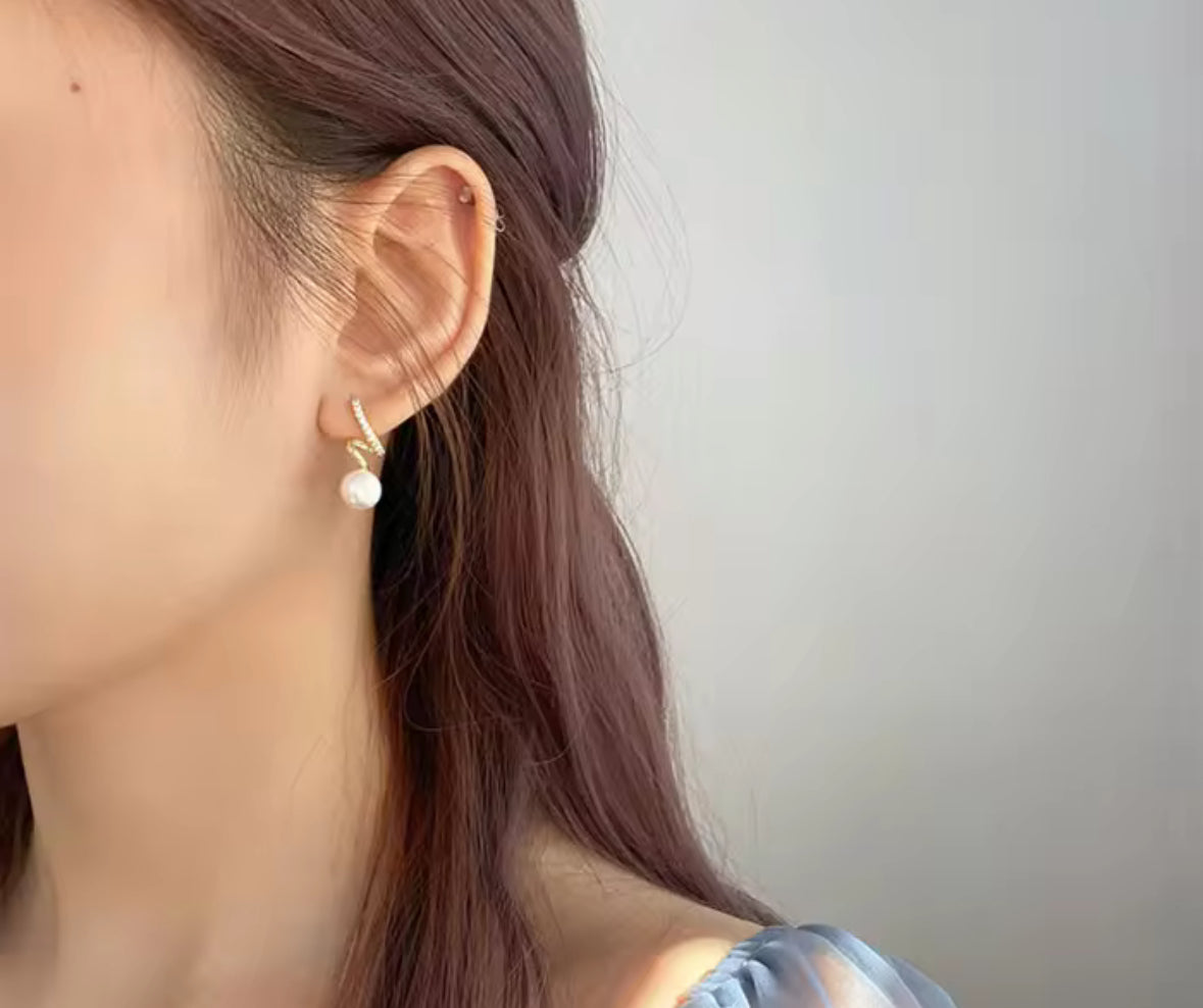 Stones Studded Designer Pearl Hanging Pearl Korean Push Plugs Earrings