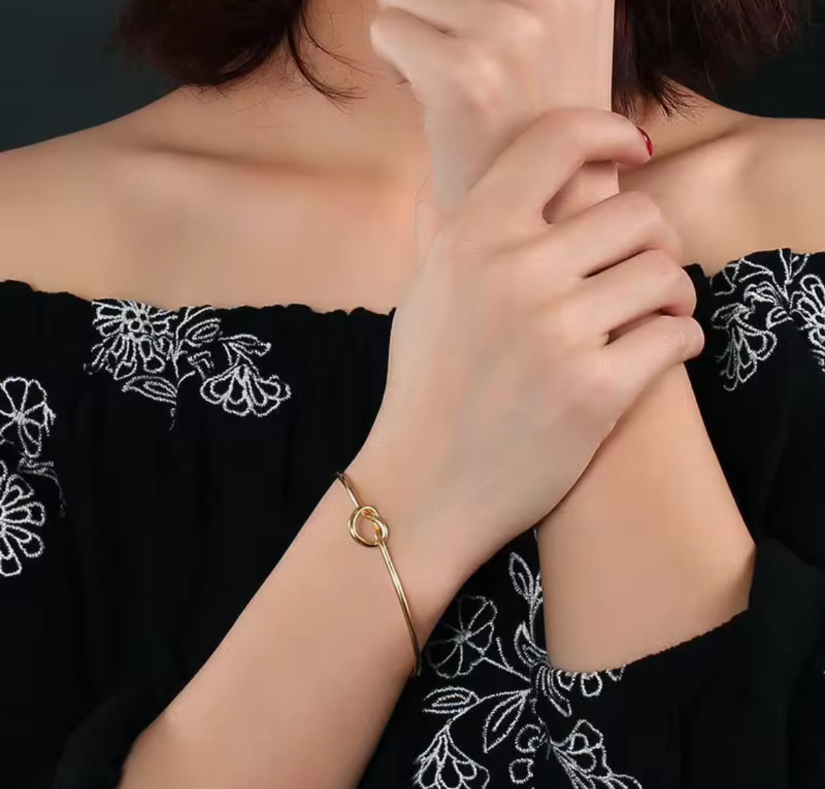 Minimalist Gold Knot Bracelet – Dainty Love Bangle for Women