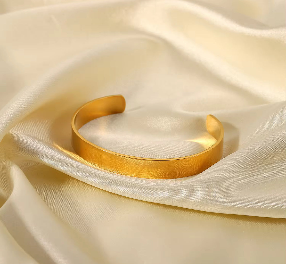 Minimalist Stainless Steel Cuff Bracelet for Men & Women – Adjustable Gold & Silver Bangle