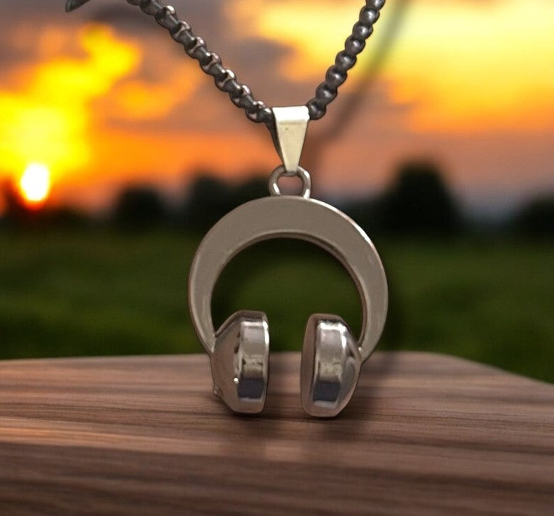 Black Colored Headphone Shaped Western Necklace Pendent Chain