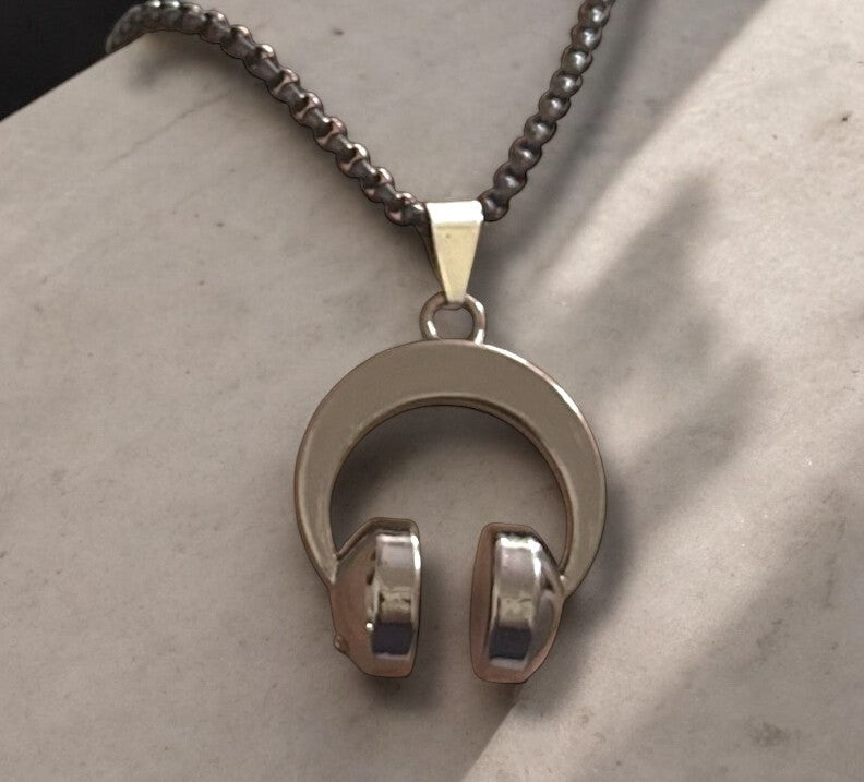 Black Colored Headphone Shaped Western Necklace Pendent Chain