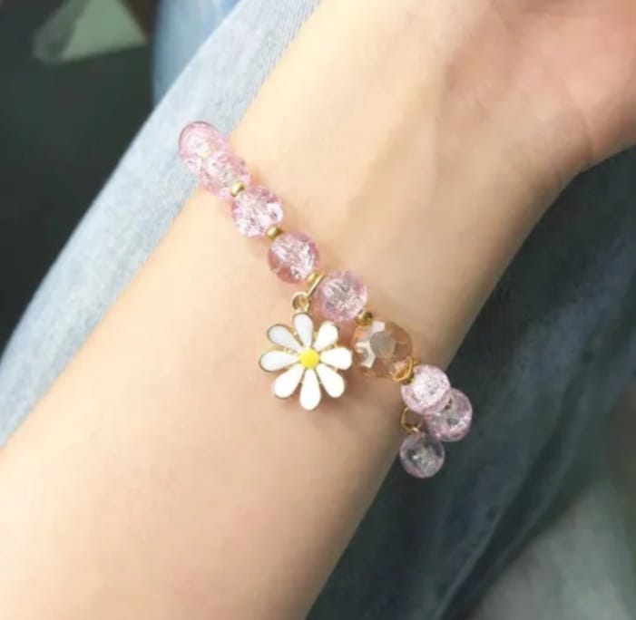Floral Bliss: Elegant Daisy Bracelet