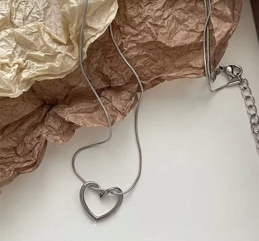 Elegant Gold Heart Pendant Necklace – Dainty & Minimalist Jewelry