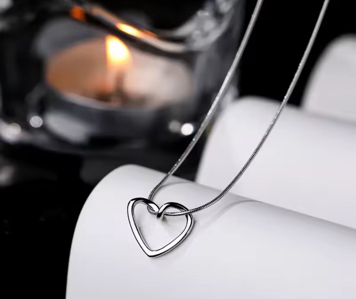 Elegant Gold Heart Pendant Necklace – Dainty & Minimalist Jewelry