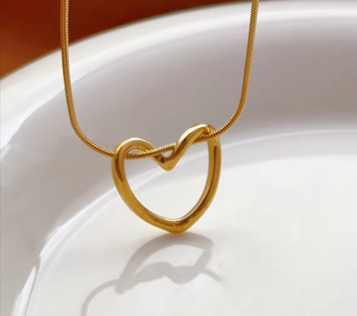 Elegant Gold Heart Pendant Necklace – Dainty & Minimalist Jewelry