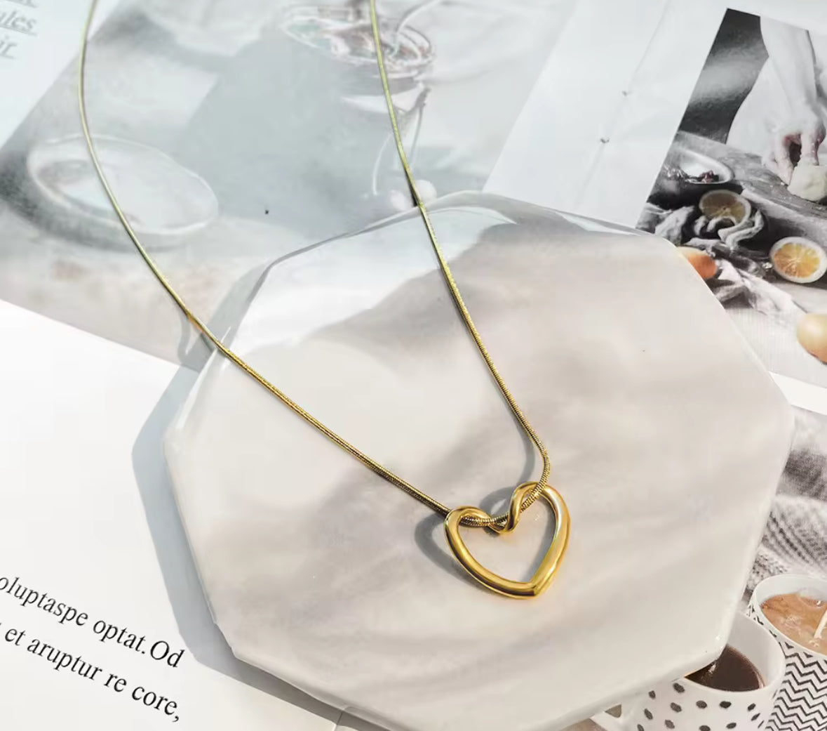 Elegant Gold Heart Pendant Necklace – Dainty & Minimalist Jewelry
