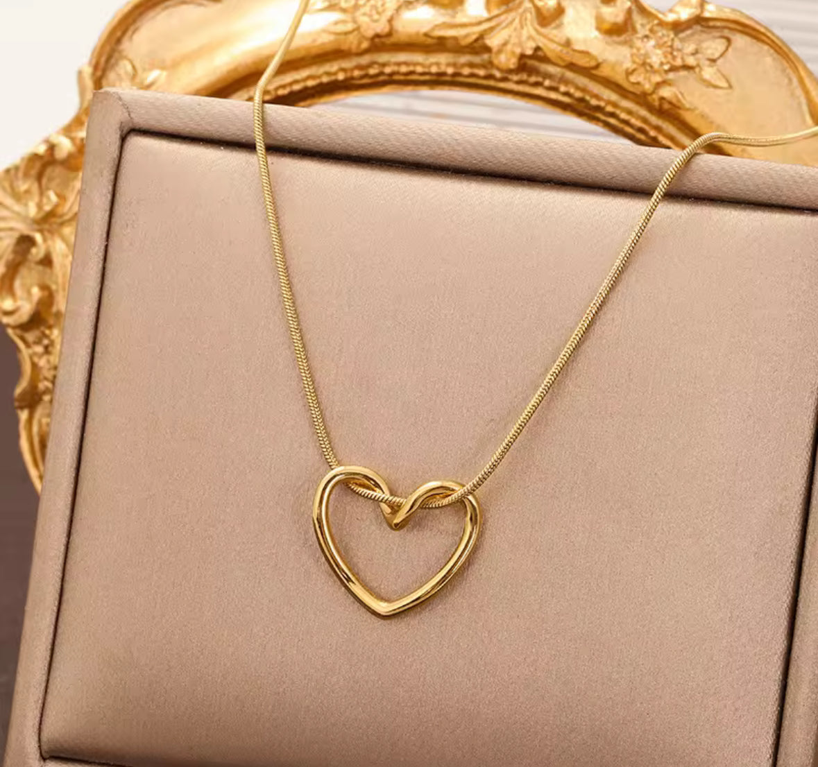 Elegant Gold Heart Pendant Necklace – Dainty & Minimalist Jewelry