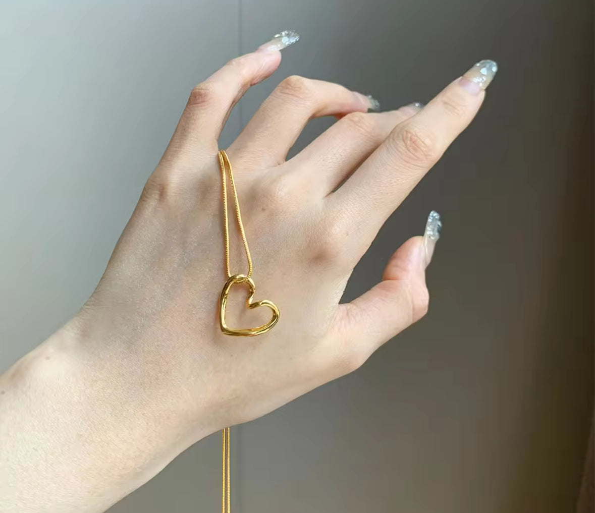 Elegant Gold Heart Pendant Necklace – Dainty & Minimalist Jewelry
