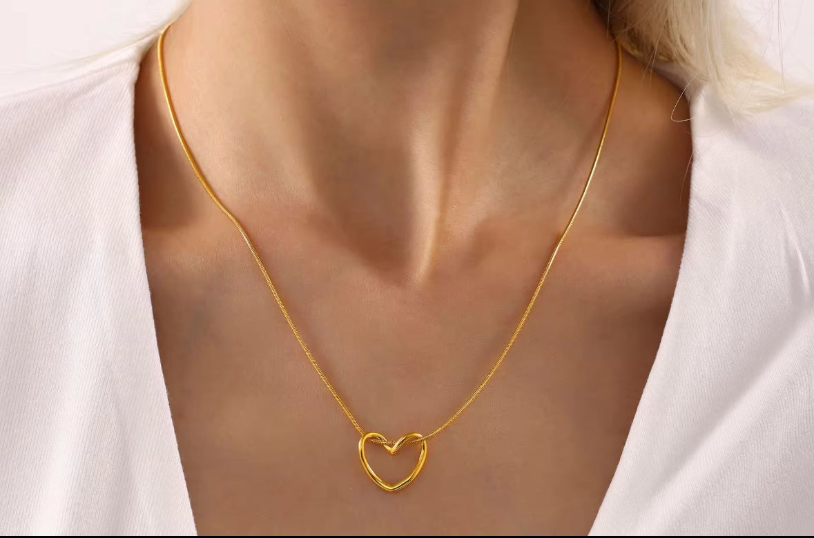 Elegant Gold Heart Pendant Necklace – Dainty & Minimalist Jewelry