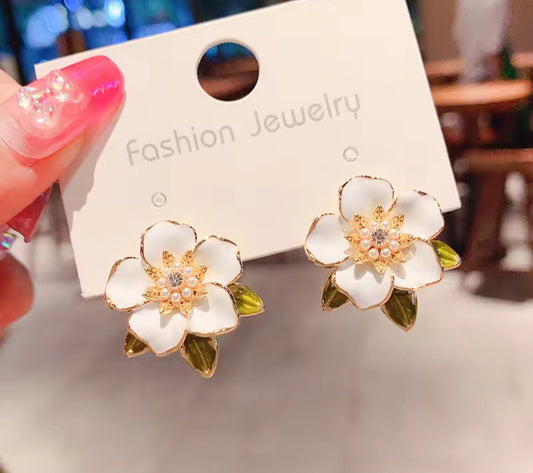 Elegant White Flower Stud Earrings – Vintage Floral Jewelry with Gold Leaf Accents