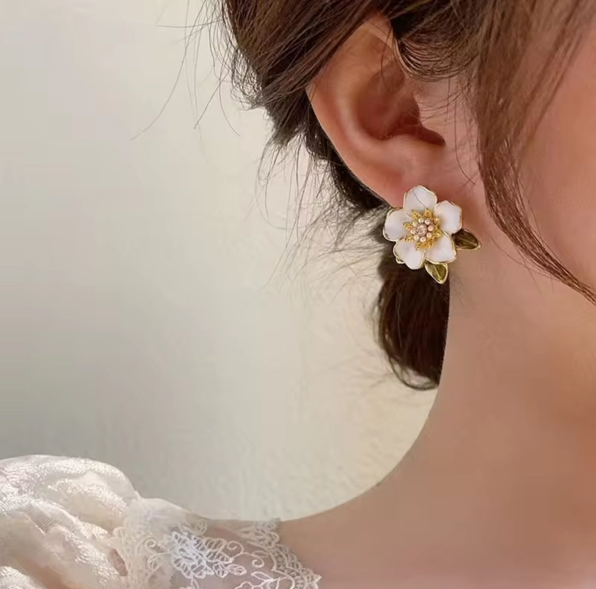 Elegant White Flower Stud Earrings – Vintage Floral Jewelry with Gold Leaf Accents