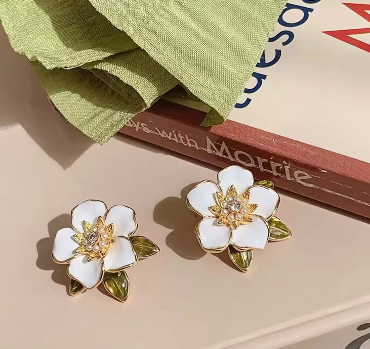 Elegant White Flower Stud Earrings – Vintage Floral Jewelry with Gold Leaf Accents