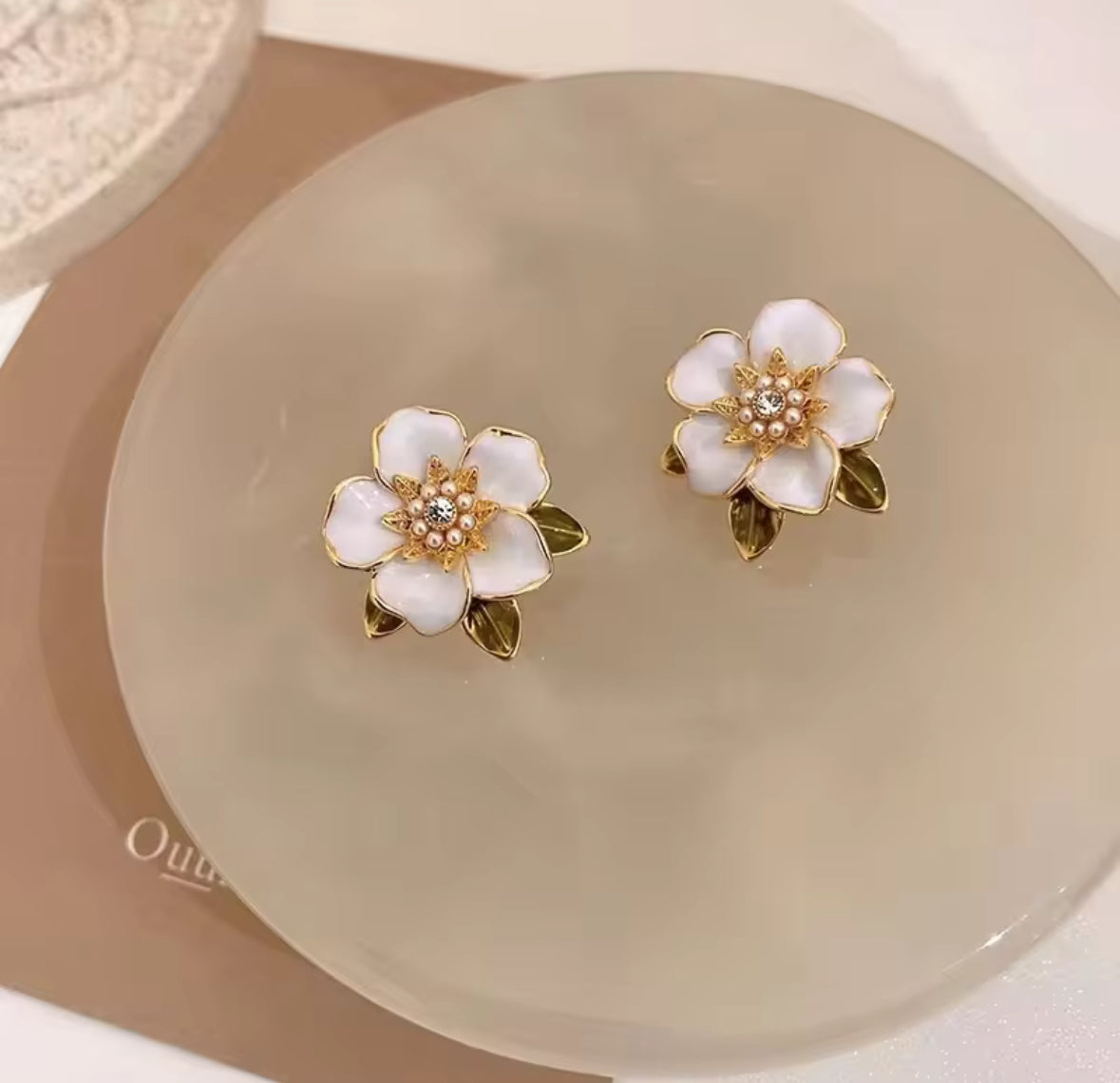 Elegant White Flower Stud Earrings – Vintage Floral Jewelry with Gold Leaf Accents