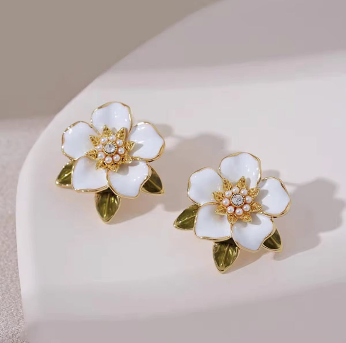 Elegant White Flower Stud Earrings – Vintage Floral Jewelry with Gold Leaf Accents