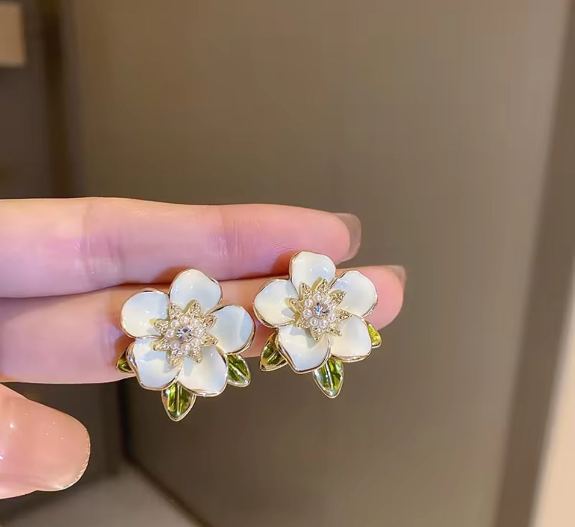 Elegant White Flower Stud Earrings – Vintage Floral Jewelry with Gold Leaf Accents