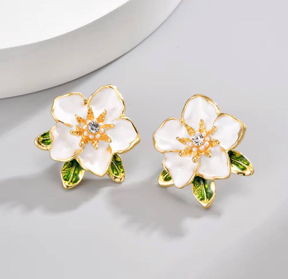 Elegant White Flower Stud Earrings – Vintage Floral Jewelry with Gold Leaf Accents