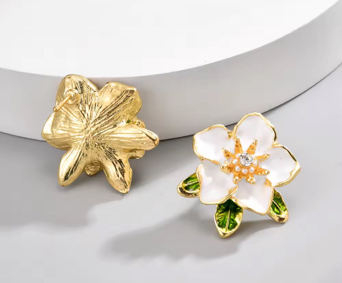 Elegant White Flower Stud Earrings – Vintage Floral Jewelry with Gold Leaf Accents