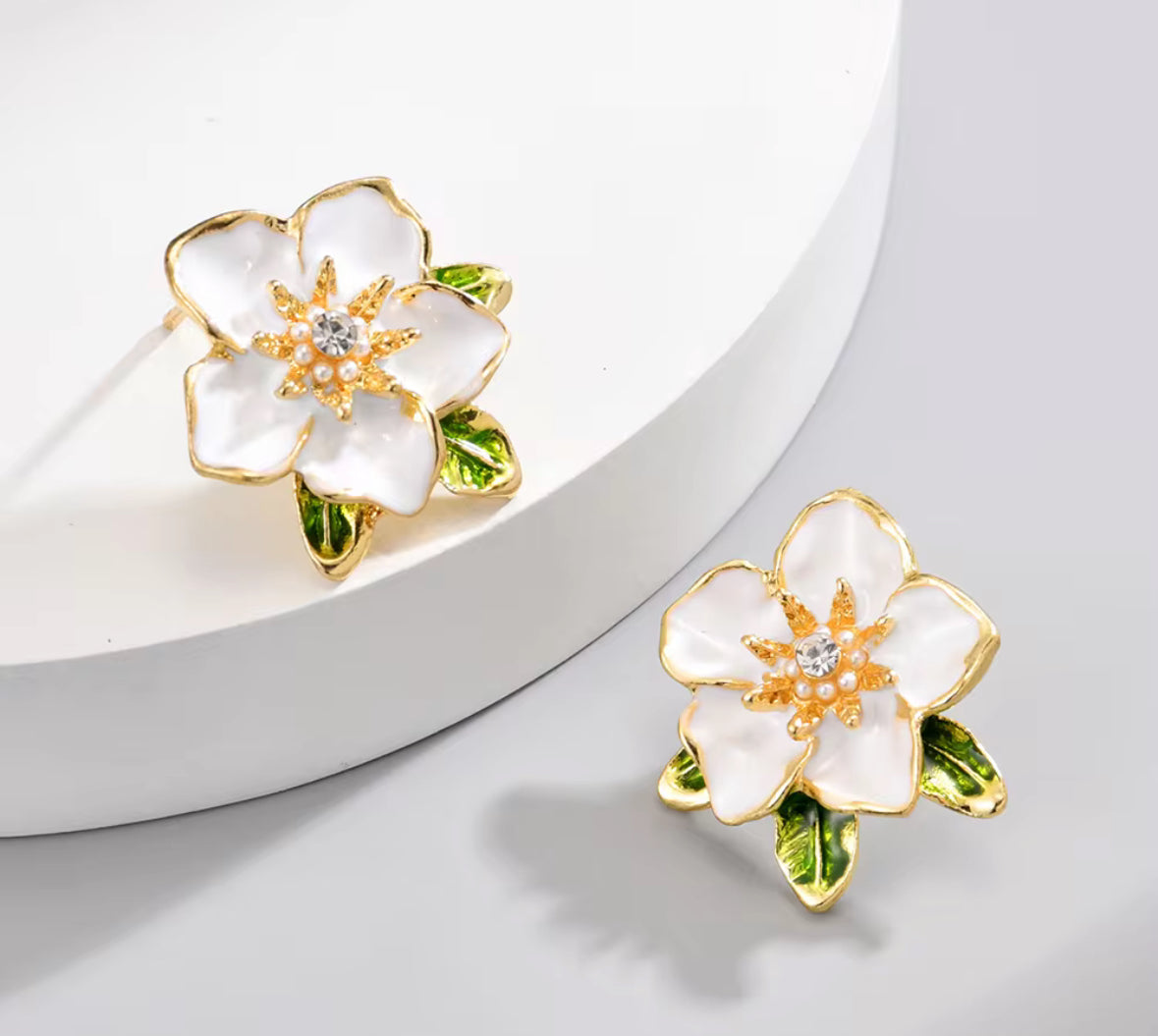 Elegant White Flower Stud Earrings – Vintage Floral Jewelry with Gold Leaf Accents