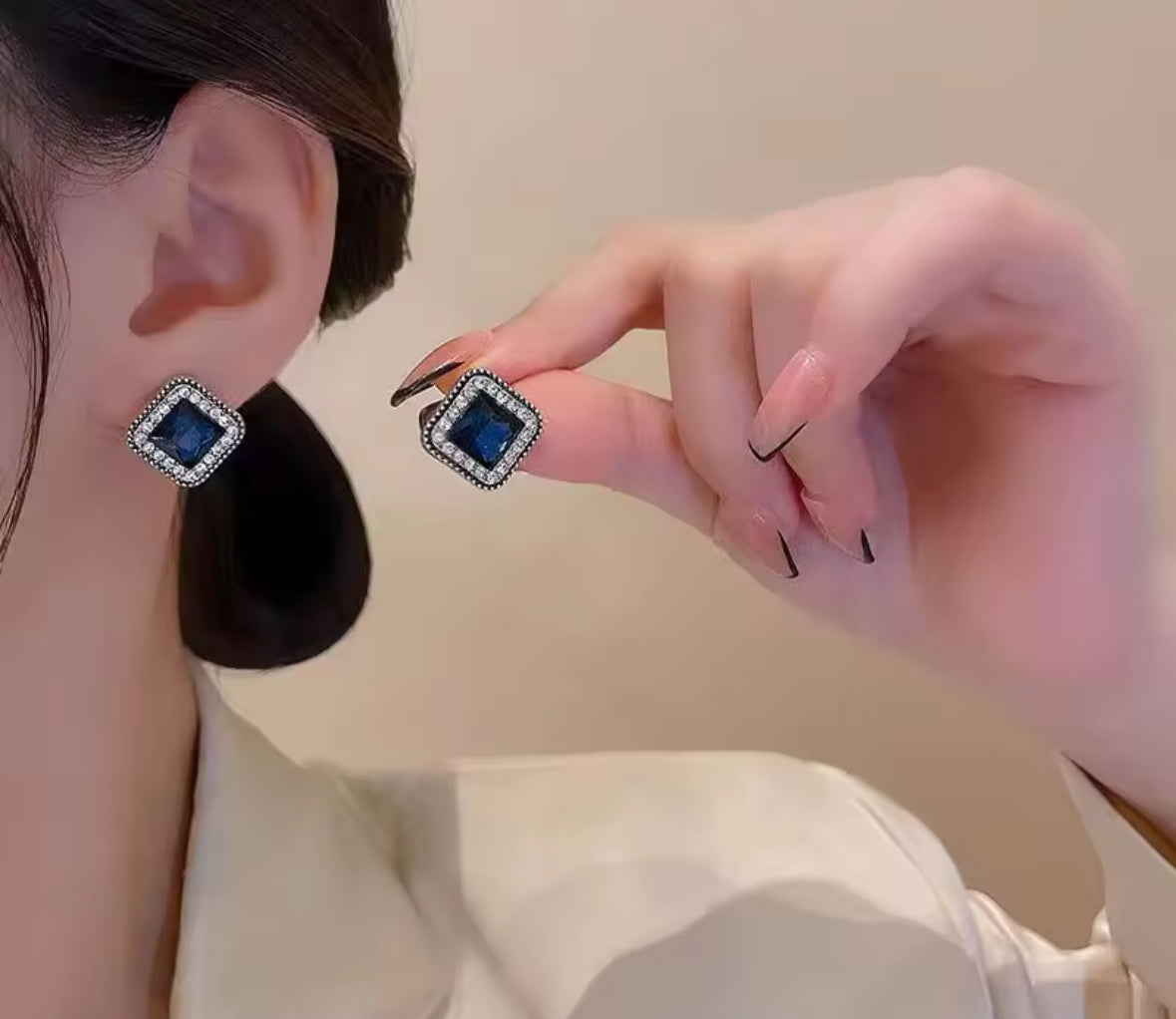 Elegant Sapphire Blue Square Stud Earrings – Vintage-Inspired Rhinestone Jewelry