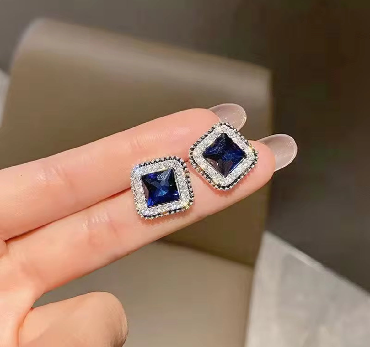 Elegant Sapphire Blue Square Stud Earrings – Vintage-Inspired Rhinestone Jewelry