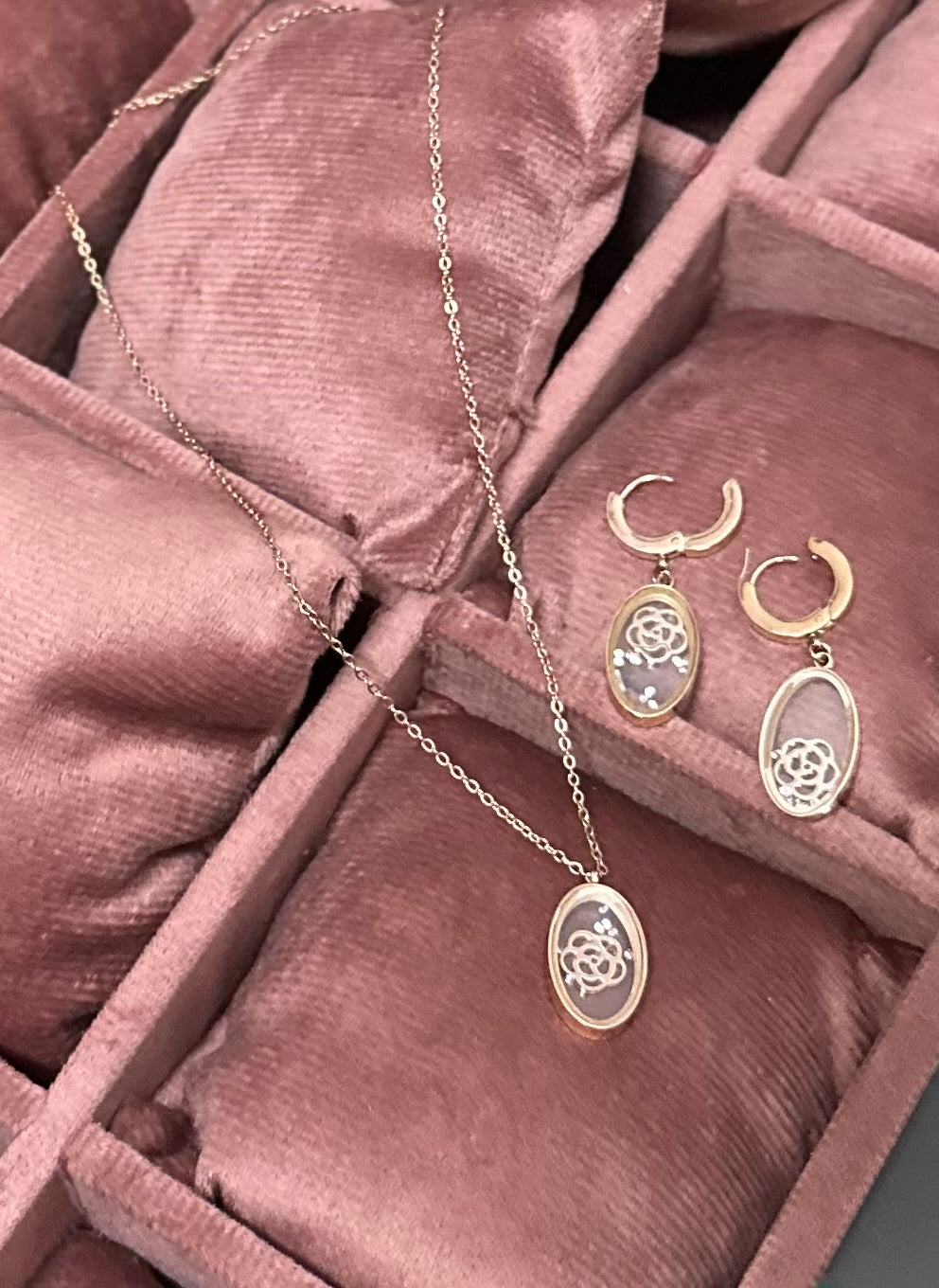 "Elegant Anti-Tarnish Pendant Set: Lasting Shine, Timeless Beauty"