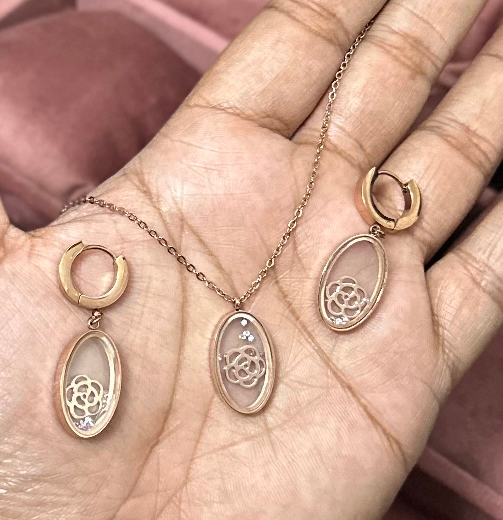 "Elegant Anti-Tarnish Pendant Set: Lasting Shine, Timeless Beauty"